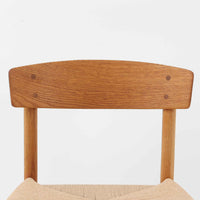 デンマークを代表するデザイナー、Borge MogensenによってFDBのためにデザインされたJ39チェアは、オーク材の丸脚と座面に丁寧に編み込まれたペーパーコードが特徴の、素朴ながらも完成度の高い北欧ビンテージチェアです。農村のキッチンチェアをルーツに持つそのデザインは、無駄を省いた潔い構造と機能美が融合し、空間に凛とした佇まいをもたらします。ダイニングはもちろん、ワークチェアやアクセントチェアとしても重宝する一脚です。