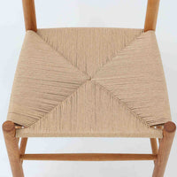 デンマークを代表するデザイナー、Borge MogensenによってFDBのためにデザインされたJ39チェアは、オーク材の丸脚と座面に丁寧に編み込まれたペーパーコードが特徴の、素朴ながらも完成度の高い北欧ビンテージチェアです。農村のキッチンチェアをルーツに持つそのデザインは、無駄を省いた潔い構造と機能美が融合し、空間に凛とした佇まいをもたらします。ダイニングはもちろん、ワークチェアやアクセントチェアとしても重宝する一脚です。