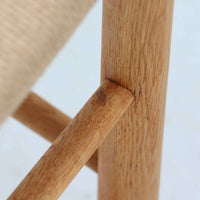 デンマークを代表するデザイナー、Borge MogensenによってFDBのためにデザインされたJ39チェアは、オーク材の丸脚と座面に丁寧に編み込まれたペーパーコードが特徴の、素朴ながらも完成度の高い北欧ビンテージチェアです。農村のキッチンチェアをルーツに持つそのデザインは、無駄を省いた潔い構造と機能美が融合し、空間に凛とした佇まいをもたらします。ダイニングはもちろん、ワークチェアやアクセントチェアとしても重宝する一脚です。