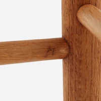 デンマークを代表するデザイナー、Borge MogensenによってFDBのためにデザインされたJ39チェアは、オーク材の丸脚と座面に丁寧に編み込まれたペーパーコードが特徴の、素朴ながらも完成度の高い北欧ビンテージチェアです。農村のキッチンチェアをルーツに持つそのデザインは、無駄を省いた潔い構造と機能美が融合し、空間に凛とした佇まいをもたらします。ダイニングはもちろん、ワークチェアやアクセントチェアとしても重宝する一脚です。