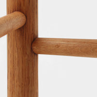 デンマークを代表するデザイナー、Borge MogensenによってFDBのためにデザインされたJ39チェアは、オーク材の丸脚と座面に丁寧に編み込まれたペーパーコードが特徴の、素朴ながらも完成度の高い北欧ビンテージチェアです。農村のキッチンチェアをルーツに持つそのデザインは、無駄を省いた潔い構造と機能美が融合し、空間に凛とした佇まいをもたらします。ダイニングはもちろん、ワークチェアやアクセントチェアとしても重宝する一脚です。