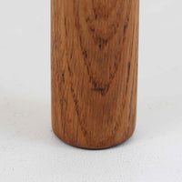 デンマークを代表するデザイナー、Borge MogensenによってFDBのためにデザインされたJ39チェアは、オーク材の丸脚と座面に丁寧に編み込まれたペーパーコードが特徴の、素朴ながらも完成度の高い北欧ビンテージチェアです。農村のキッチンチェアをルーツに持つそのデザインは、無駄を省いた潔い構造と機能美が融合し、空間に凛とした佇まいをもたらします。ダイニングはもちろん、ワークチェアやアクセントチェアとしても重宝する一脚です。