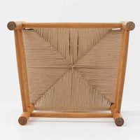 デンマークを代表するデザイナー、Borge MogensenによってFDBのためにデザインされたJ39チェアは、オーク材の丸脚と座面に丁寧に編み込まれたペーパーコードが特徴の、素朴ながらも完成度の高い北欧ビンテージチェアです。農村のキッチンチェアをルーツに持つそのデザインは、無駄を省いた潔い構造と機能美が融合し、空間に凛とした佇まいをもたらします。ダイニングはもちろん、ワークチェアやアクセントチェアとしても重宝する一脚です。