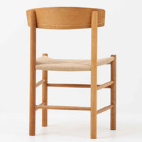 デンマークを代表するデザイナー、Borge MogensenによってFDBのためにデザインされたJ39チェアは、オーク材の丸脚と座面に丁寧に編み込まれたペーパーコードが特徴の、素朴ながらも完成度の高い北欧ビンテージチェアです。農村のキッチンチェアをルーツに持つそのデザインは、無駄を省いた潔い構造と機能美が融合し、空間に凛とした佇まいをもたらします。ダイニングはもちろん、ワークチェアやアクセントチェアとしても重宝する一脚です。