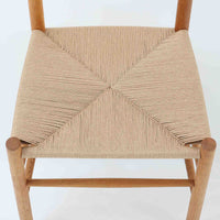 デンマークを代表するデザイナー、Borge MogensenによってFDBのためにデザインされたJ39チェアは、オーク材の丸脚と座面に丁寧に編み込まれたペーパーコードが特徴の、素朴ながらも完成度の高い北欧ビンテージチェアです。農村のキッチンチェアをルーツに持つそのデザインは、無駄を省いた潔い構造と機能美が融合し、空間に凛とした佇まいをもたらします。ダイニングはもちろん、ワークチェアやアクセントチェアとしても重宝する一脚です。