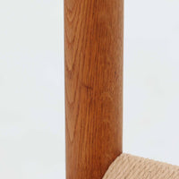 デンマークを代表するデザイナー、Borge MogensenによってFDBのためにデザインされたJ39チェアは、オーク材の丸脚と座面に丁寧に編み込まれたペーパーコードが特徴の、素朴ながらも完成度の高い北欧ビンテージチェアです。農村のキッチンチェアをルーツに持つそのデザインは、無駄を省いた潔い構造と機能美が融合し、空間に凛とした佇まいをもたらします。ダイニングはもちろん、ワークチェアやアクセントチェアとしても重宝する一脚です。