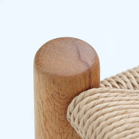 デンマークを代表するデザイナー、Borge MogensenによってFDBのためにデザインされたJ39チェアは、オーク材の丸脚と座面に丁寧に編み込まれたペーパーコードが特徴の、素朴ながらも完成度の高い北欧ビンテージチェアです。農村のキッチンチェアをルーツに持つそのデザインは、無駄を省いた潔い構造と機能美が融合し、空間に凛とした佇まいをもたらします。ダイニングはもちろん、ワークチェアやアクセントチェアとしても重宝する一脚です。