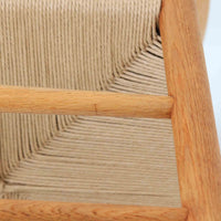 デンマークを代表するデザイナー、Borge MogensenによってFDBのためにデザインされたJ39チェアは、オーク材の丸脚と座面に丁寧に編み込まれたペーパーコードが特徴の、素朴ながらも完成度の高い北欧ビンテージチェアです。農村のキッチンチェアをルーツに持つそのデザインは、無駄を省いた潔い構造と機能美が融合し、空間に凛とした佇まいをもたらします。ダイニングはもちろん、ワークチェアやアクセントチェアとしても重宝する一脚です。