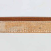 デンマークを代表するデザイナー、Borge MogensenによってFDBのためにデザインされたJ39チェアは、オーク材の丸脚と座面に丁寧に編み込まれたペーパーコードが特徴の、素朴ながらも完成度の高い北欧ビンテージチェアです。農村のキッチンチェアをルーツに持つそのデザインは、無駄を省いた潔い構造と機能美が融合し、空間に凛とした佇まいをもたらします。ダイニングはもちろん、ワークチェアやアクセントチェアとしても重宝する一脚です。