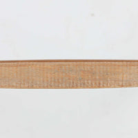 デンマークを代表するデザイナー、Borge MogensenによってFDBのためにデザインされたJ39チェアは、オーク材の丸脚と座面に丁寧に編み込まれたペーパーコードが特徴の、素朴ながらも完成度の高い北欧ビンテージチェアです。農村のキッチンチェアをルーツに持つそのデザインは、無駄を省いた潔い構造と機能美が融合し、空間に凛とした佇まいをもたらします。ダイニングはもちろん、ワークチェアやアクセントチェアとしても重宝する一脚です。