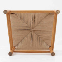 デンマークを代表するデザイナー、Borge MogensenによってFDBのためにデザインされたJ39チェアは、オーク材の丸脚と座面に丁寧に編み込まれたペーパーコードが特徴の、素朴ながらも完成度の高い北欧ビンテージチェアです。農村のキッチンチェアをルーツに持つそのデザインは、無駄を省いた潔い構造と機能美が融合し、空間に凛とした佇まいをもたらします。ダイニングはもちろん、ワークチェアやアクセントチェアとしても重宝する一脚です。