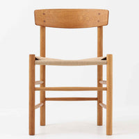 デンマークを代表するデザイナー、Borge MogensenによってFDBのためにデザインされたJ39チェアは、オーク材の丸脚と座面に丁寧に編み込まれたペーパーコードが特徴の、素朴ながらも完成度の高い北欧ビンテージチェアです。農村のキッチンチェアをルーツに持つそのデザインは、無駄を省いた潔い構造と機能美が融合し、空間に凛とした佇まいをもたらします。ダイニングはもちろん、ワークチェアやアクセントチェアとしても重宝する一脚です。