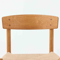 デンマークを代表するデザイナー、Borge MogensenによってFDBのためにデザインされたJ39チェアは、オーク材の丸脚と座面に丁寧に編み込まれたペーパーコードが特徴の、素朴ながらも完成度の高い北欧ビンテージチェアです。農村のキッチンチェアをルーツに持つそのデザインは、無駄を省いた潔い構造と機能美が融合し、空間に凛とした佇まいをもたらします。ダイニングはもちろん、ワークチェアやアクセントチェアとしても重宝する一脚です。