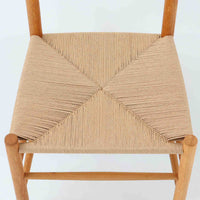 デンマークを代表するデザイナー、Borge MogensenによってFDBのためにデザインされたJ39チェアは、オーク材の丸脚と座面に丁寧に編み込まれたペーパーコードが特徴の、素朴ながらも完成度の高い北欧ビンテージチェアです。農村のキッチンチェアをルーツに持つそのデザインは、無駄を省いた潔い構造と機能美が融合し、空間に凛とした佇まいをもたらします。ダイニングはもちろん、ワークチェアやアクセントチェアとしても重宝する一脚です。