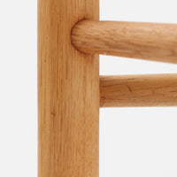 デンマークを代表するデザイナー、Borge MogensenによってFDBのためにデザインされたJ39チェアは、オーク材の丸脚と座面に丁寧に編み込まれたペーパーコードが特徴の、素朴ながらも完成度の高い北欧ビンテージチェアです。農村のキッチンチェアをルーツに持つそのデザインは、無駄を省いた潔い構造と機能美が融合し、空間に凛とした佇まいをもたらします。ダイニングはもちろん、ワークチェアやアクセントチェアとしても重宝する一脚です。