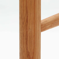 デンマークを代表するデザイナー、Borge MogensenによってFDBのためにデザインされたJ39チェアは、オーク材の丸脚と座面に丁寧に編み込まれたペーパーコードが特徴の、素朴ながらも完成度の高い北欧ビンテージチェアです。農村のキッチンチェアをルーツに持つそのデザインは、無駄を省いた潔い構造と機能美が融合し、空間に凛とした佇まいをもたらします。ダイニングはもちろん、ワークチェアやアクセントチェアとしても重宝する一脚です。