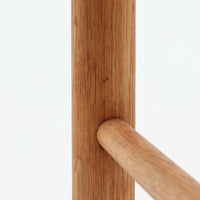 デンマークを代表するデザイナー、Borge MogensenによってFDBのためにデザインされたJ39チェアは、オーク材の丸脚と座面に丁寧に編み込まれたペーパーコードが特徴の、素朴ながらも完成度の高い北欧ビンテージチェアです。農村のキッチンチェアをルーツに持つそのデザインは、無駄を省いた潔い構造と機能美が融合し、空間に凛とした佇まいをもたらします。ダイニングはもちろん、ワークチェアやアクセントチェアとしても重宝する一脚です。