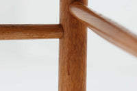 こちらは、1956年にデザインされたJ39チェアです。そのシンプルで頑丈なデザインは広く知られ、「The People's Chair(人々の椅子)」としても愛されています。現在はFredericia社から販売されていますが、こちらは初期のFDB mobler社製の貴重なモデルです。クリーニングのみ行った状態で、経年により色味が深みを増したオーク材のフレームが魅力的です。ビンテージ感をお楽しみいただける状態でお手頃価格でご提供しています。