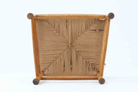 こちらは、1956年にデザインされたJ39チェアです。そのシンプルで頑丈なデザインは広く知られ、「The People's Chair(人々の椅子)」としても愛されています。現在はFredericia社から販売されていますが、こちらは初期のFDB mobler社製の貴重なモデルです。クリーニングのみ行った状態で、経年により色味が深みを増したオーク材のフレームが魅力的です。ビンテージ感をお楽しみいただける状態でお手頃価格でご提供しています。