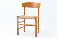 こちらは、1956年にデザインされたJ39チェアです。そのシンプルで頑丈なデザインは広く知られ、「The People's Chair(人々の椅子)」としても愛されています。現在はFredericia社から販売されていますが、こちらは初期のFDB mobler社製の貴重なモデルです。クリーニングのみ行った状態で、経年により色味が深みを増したオーク材のフレームが魅力的です。ビンテージ感をお楽しみいただける状態でお手頃価格でご提供しています。