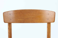 こちらは、1956年にデザインされたJ39チェアです。そのシンプルで頑丈なデザインは広く知られ、「The People's Chair(人々の椅子)」としても愛されています。現在はFredericia社から販売されていますが、こちらは初期のFDB mobler社製の貴重なモデルです。クリーニングのみ行った状態で、経年により色味が深みを増したオーク材のフレームが魅力的です。ビンテージ感をお楽しみいただける状態でお手頃価格でご提供しています。