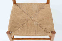 こちらは、1956年にデザインされたJ39チェアです。そのシンプルで頑丈なデザインは広く知られ、「The People's Chair(人々の椅子)」としても愛されています。現在はFredericia社から販売されていますが、こちらは初期のFDB mobler社製の貴重なモデルです。クリーニングのみ行った状態で、経年により色味が深みを増したオーク材のフレームが魅力的です。ビンテージ感をお楽しみいただける状態でお手頃価格でご提供しています。