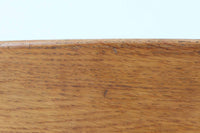 こちらは、1956年にデザインされたJ39チェアです。そのシンプルで頑丈なデザインは広く知られ、「The People's Chair(人々の椅子)」としても愛されています。現在はFredericia社から販売されていますが、こちらは初期のFDB mobler社製の貴重なモデルです。クリーニングのみ行った状態で、経年により色味が深みを増したオーク材のフレームが魅力的です。ビンテージ感をお楽しみいただける状態でお手頃価格でご提供しています。