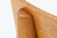 こちらは、1956年にデザインされたJ39チェアです。そのシンプルで頑丈なデザインは広く知られ、「The People's Chair(人々の椅子)」としても愛されています。現在はFredericia社から販売されていますが、こちらは初期のFDB mobler社製の貴重なモデルです。クリーニングのみ行った状態で、経年により色味が深みを増したオーク材のフレームが魅力的です。ビンテージ感をお楽しみいただける状態でお手頃価格でご提供しています。