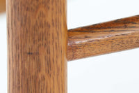 こちらは、1956年にデザインされたJ39チェアです。そのシンプルで頑丈なデザインは広く知られ、「The People's Chair(人々の椅子)」としても愛されています。現在はFredericia社から販売されていますが、こちらは初期のFDB mobler社製の貴重なモデルです。クリーニングのみ行った状態で、経年により色味が深みを増したオーク材のフレームが魅力的です。ビンテージ感をお楽しみいただける状態でお手頃価格でご提供しています。