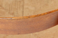 こちらは、1956年にデザインされたJ39チェアです。そのシンプルで頑丈なデザインは広く知られ、「The People's Chair(人々の椅子)」としても愛されています。現在はFredericia社から販売されていますが、こちらは初期のFDB mobler社製の貴重なモデルです。クリーニングのみ行った状態で、経年により色味が深みを増したオーク材のフレームが魅力的です。ビンテージ感をお楽しみいただける状態でお手頃価格でご提供しています。