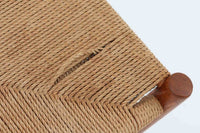 こちらは、1956年にデザインされたJ39チェアです。そのシンプルで頑丈なデザインは広く知られ、「The People's Chair(人々の椅子)」としても愛されています。現在はFredericia社から販売されていますが、こちらは初期のFDB mobler社製の貴重なモデルです。クリーニングのみ行った状態で、経年により色味が深みを増したオーク材のフレームが魅力的です。ビンテージ感をお楽しみいただける状態でお手頃価格でご提供しています。