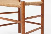 こちらは、1956年にデザインされたJ39チェアです。そのシンプルで頑丈なデザインは広く知られ、「The People's Chair(人々の椅子)」としても愛されています。現在はFredericia社から販売されていますが、こちらは初期のFDB mobler社製の貴重なモデルです。クリーニングのみ行った状態で、経年により色味が深みを増したオーク材のフレームが魅力的です。ビンテージ感をお楽しみいただける状態でお手頃価格でご提供しています。