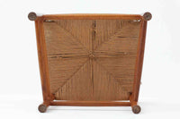 こちらは、1956年にデザインされたJ39チェアです。そのシンプルで頑丈なデザインは広く知られ、「The People's Chair(人々の椅子)」としても愛されています。現在はFredericia社から販売されていますが、こちらは初期のFDB mobler社製の貴重なモデルです。クリーニングのみ行った状態で、経年により色味が深みを増したオーク材のフレームが魅力的です。ビンテージ感をお楽しみいただける状態でお手頃価格でご提供しています。