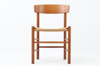 こちらは、1956年にデザインされたJ39チェアです。そのシンプルで頑丈なデザインは広く知られ、「The People's Chair(人々の椅子)」としても愛されています。現在はFredericia社から販売されていますが、こちらは初期のFDB mobler社製の貴重なモデルです。クリーニングのみ行った状態で、経年により色味が深みを増したオーク材のフレームが魅力的です。ビンテージ感をお楽しみいただける状態でお手頃価格でご提供しています。