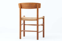 こちらは、1956年にデザインされたJ39チェアです。そのシンプルで頑丈なデザインは広く知られ、「The People's Chair(人々の椅子)」としても愛されています。現在はFredericia社から販売されていますが、こちらは初期のFDB mobler社製の貴重なモデルです。クリーニングのみ行った状態で、経年により色味が深みを増したオーク材のフレームが魅力的です。ビンテージ感をお楽しみいただける状態でお手頃価格でご提供しています。