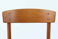 こちらは、1956年にデザインされたJ39チェアです。そのシンプルで頑丈なデザインは広く知られ、「The People's Chair(人々の椅子)」としても愛されています。現在はFredericia社から販売されていますが、こちらは初期のFDB mobler社製の貴重なモデルです。クリーニングのみ行った状態で、経年により色味が深みを増したオーク材のフレームが魅力的です。ビンテージ感をお楽しみいただける状態でお手頃価格でご提供しています。