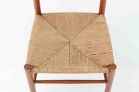 こちらは、1956年にデザインされたJ39チェアです。そのシンプルで頑丈なデザインは広く知られ、「The People's Chair(人々の椅子)」としても愛されています。現在はFredericia社から販売されていますが、こちらは初期のFDB mobler社製の貴重なモデルです。クリーニングのみ行った状態で、経年により色味が深みを増したオーク材のフレームが魅力的です。ビンテージ感をお楽しみいただける状態でお手頃価格でご提供しています。