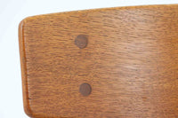 こちらは、1956年にデザインされたJ39チェアです。そのシンプルで頑丈なデザインは広く知られ、「The People's Chair(人々の椅子)」としても愛されています。現在はFredericia社から販売されていますが、こちらは初期のFDB mobler社製の貴重なモデルです。クリーニングのみ行った状態で、経年により色味が深みを増したオーク材のフレームが魅力的です。ビンテージ感をお楽しみいただける状態でお手頃価格でご提供しています。