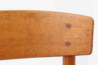 こちらは、1956年にデザインされたJ39チェアです。そのシンプルで頑丈なデザインは広く知られ、「The People's Chair(人々の椅子)」としても愛されています。現在はFredericia社から販売されていますが、こちらは初期のFDB mobler社製の貴重なモデルです。クリーニングのみ行った状態で、経年により色味が深みを増したオーク材のフレームが魅力的です。ビンテージ感をお楽しみいただける状態でお手頃価格でご提供しています。