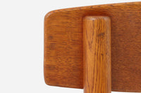 こちらは、1956年にデザインされたJ39チェアです。そのシンプルで頑丈なデザインは広く知られ、「The People's Chair(人々の椅子)」としても愛されています。現在はFredericia社から販売されていますが、こちらは初期のFDB mobler社製の貴重なモデルです。クリーニングのみ行った状態で、経年により色味が深みを増したオーク材のフレームが魅力的です。ビンテージ感をお楽しみいただける状態でお手頃価格でご提供しています。