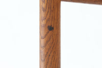 こちらは、1956年にデザインされたJ39チェアです。そのシンプルで頑丈なデザインは広く知られ、「The People's Chair(人々の椅子)」としても愛されています。現在はFredericia社から販売されていますが、こちらは初期のFDB mobler社製の貴重なモデルです。クリーニングのみ行った状態で、経年により色味が深みを増したオーク材のフレームが魅力的です。ビンテージ感をお楽しみいただける状態でお手頃価格でご提供しています。