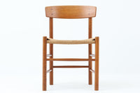 こちらは、1956年にデザインされたJ39チェアです。そのシンプルで頑丈なデザインは広く知られ、「The People's Chair(人々の椅子)」としても愛されています。現在はFredericia社から販売されていますが、こちらは初期のFDB mobler社製の貴重なモデルです。クリーニングのみ行った状態で、経年により色味が深みを増したオーク材のフレームが魅力的です。ビンテージ感をお楽しみいただける状態でお手頃価格でご提供しています。