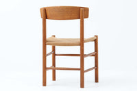 こちらは、1956年にデザインされたJ39チェアです。そのシンプルで頑丈なデザインは広く知られ、「The People's Chair(人々の椅子)」としても愛されています。現在はFredericia社から販売されていますが、こちらは初期のFDB mobler社製の貴重なモデルです。クリーニングのみ行った状態で、経年により色味が深みを増したオーク材のフレームが魅力的です。ビンテージ感をお楽しみいただける状態でお手頃価格でご提供しています。