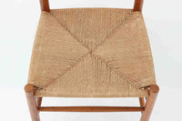 こちらは、1956年にデザインされたJ39チェアです。そのシンプルで頑丈なデザインは広く知られ、「The People's Chair(人々の椅子)」としても愛されています。現在はFredericia社から販売されていますが、こちらは初期のFDB mobler社製の貴重なモデルです。クリーニングのみ行った状態で、経年により色味が深みを増したオーク材のフレームが魅力的です。ビンテージ感をお楽しみいただける状態でお手頃価格でご提供しています。