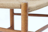 こちらは、1956年にデザインされたJ39チェアです。そのシンプルで頑丈なデザインは広く知られ、「The People's Chair(人々の椅子)」としても愛されています。現在はFredericia社から販売されていますが、こちらは初期のFDB mobler社製の貴重なモデルです。クリーニングのみ行った状態で、経年により色味が深みを増したオーク材のフレームが魅力的です。ビンテージ感をお楽しみいただける状態でお手頃価格でご提供しています。