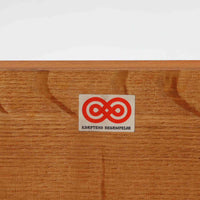 幅60cmとコンパクトながら、美しい木目と高いクオリティが際立つ4段チェストは、チーク材を用いた本体に加え、引き出し内部には明るいオーク材を使用するなど、細部にまで丁寧な職人技が感じられる北欧ビンテージ家具です。直線的な構造に対し、丸みのある掘り込み取手が柔らかな印象を添え、寝室や廊下など限られた空間でも上質な収納家具として活躍します。なお、本品にはデンマークのがん研究支援団体「Kræftens Bekæmpelse」によるチャリティ品の証紙が残されています。