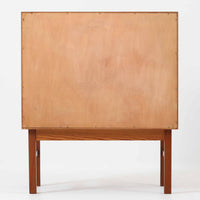 幅60cmとコンパクトながら、美しい木目と高いクオリティが際立つ4段チェストは、チーク材を用いた本体に加え、引き出し内部には明るいオーク材を使用するなど、細部にまで丁寧な職人技が感じられる北欧ビンテージ家具です。直線的な構造に対し、丸みのある掘り込み取手が柔らかな印象を添え、寝室や廊下など限られた空間でも上質な収納家具として活躍します。なお、本品にはデンマークのがん研究支援団体「Kræftens Bekæmpelse」によるチャリティ品の証紙が残されています。