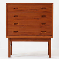 幅60cmとコンパクトながら、美しい木目と高いクオリティが際立つ4段チェストは、チーク材を用いた本体に加え、引き出し内部には明るいオーク材を使用するなど、細部にまで丁寧な職人技が感じられる北欧ビンテージ家具です。直線的な構造に対し、丸みのある掘り込み取手が柔らかな印象を添え、寝室や廊下など限られた空間でも上質な収納家具として活躍します。なお、本品にはデンマークのがん研究支援団体「Kræftens Bekæmpelse」によるチャリティ品の証紙が残されています。