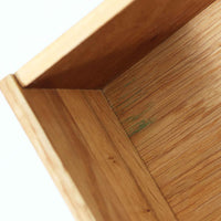 幅60cmとコンパクトながら、美しい木目と高いクオリティが際立つ4段チェストは、チーク材を用いた本体に加え、引き出し内部には明るいオーク材を使用するなど、細部にまで丁寧な職人技が感じられる北欧ビンテージ家具です。直線的な構造に対し、丸みのある掘り込み取手が柔らかな印象を添え、寝室や廊下など限られた空間でも上質な収納家具として活躍します。なお、本品にはデンマークのがん研究支援団体「Kræftens Bekæmpelse」によるチャリティ品の証紙が残されています。