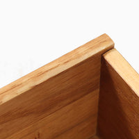 幅60cmとコンパクトながら、美しい木目と高いクオリティが際立つ4段チェストは、チーク材を用いた本体に加え、引き出し内部には明るいオーク材を使用するなど、細部にまで丁寧な職人技が感じられる北欧ビンテージ家具です。直線的な構造に対し、丸みのある掘り込み取手が柔らかな印象を添え、寝室や廊下など限られた空間でも上質な収納家具として活躍します。なお、本品にはデンマークのがん研究支援団体「Kræftens Bekæmpelse」によるチャリティ品の証紙が残されています。